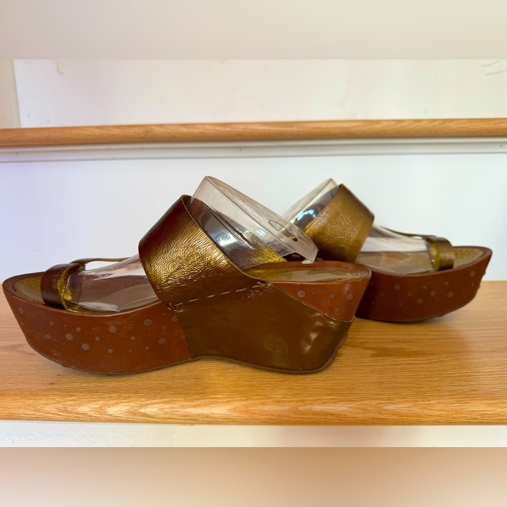 Size 9 Like new Gold Tsubo platform sandals